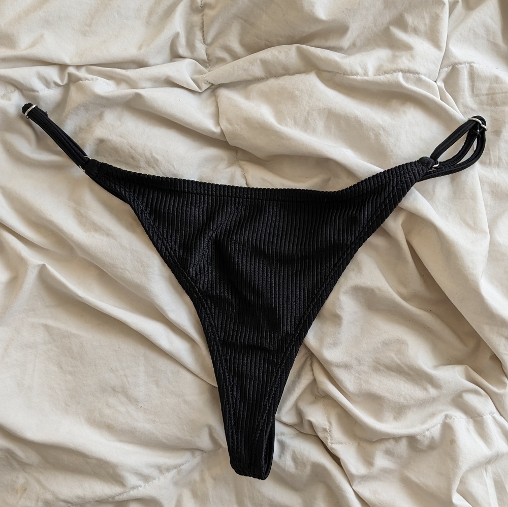 Ribbed thong bikini bottoms